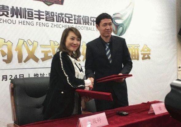 萧初然脱口道：妈，你怎么能这么说呢？不给你买十几万一套的化妆品，就是对你不好了？哪有这样的道理啊。